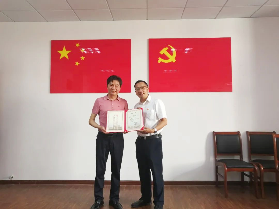 上海應(yīng)用技術(shù)大學(xué)人文學(xué)院院長張向前為郁林興頒發(fā)客座教授的聘書