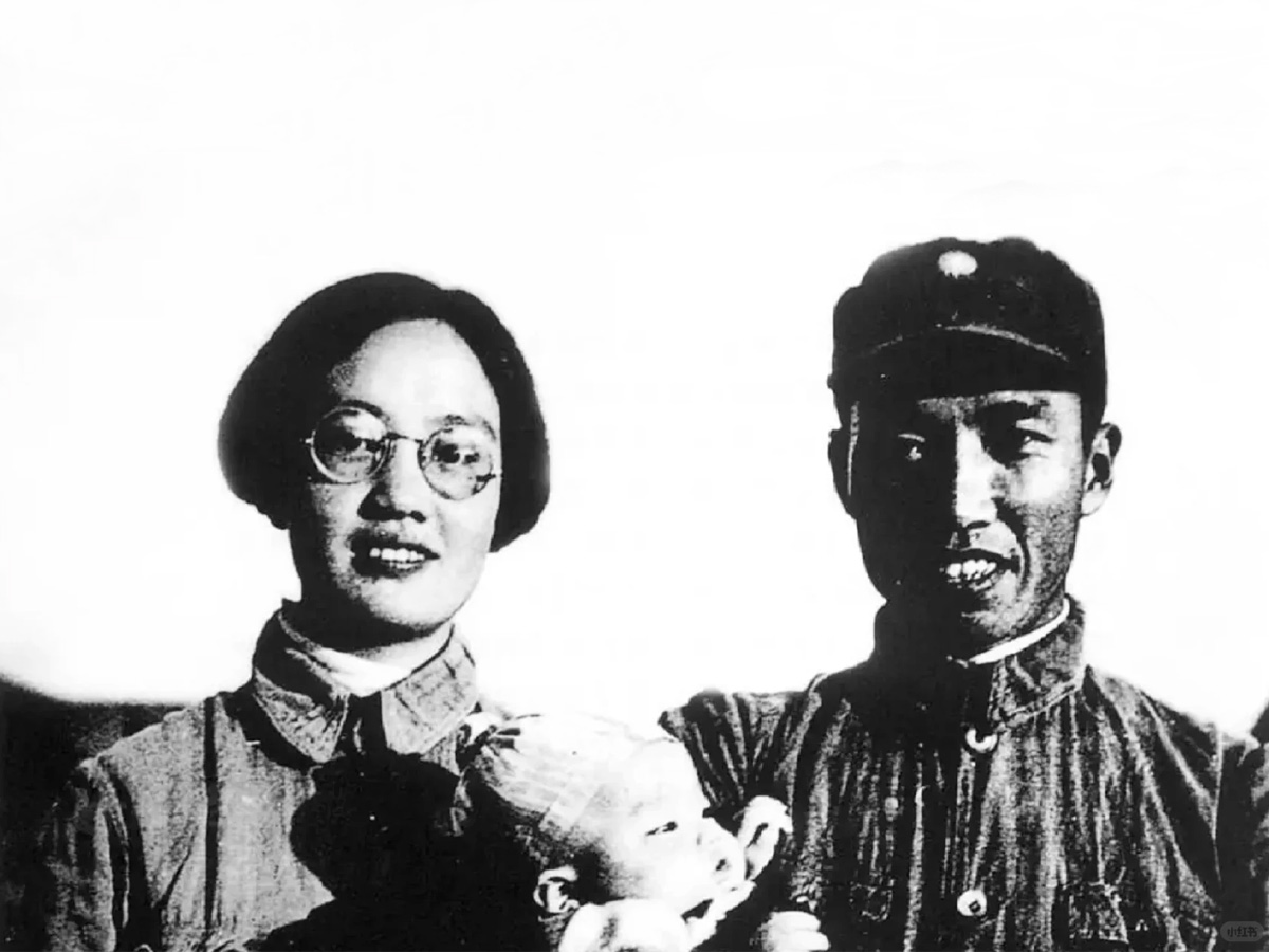 1940年8月30日左權(quán)和妻女拍攝的全家福